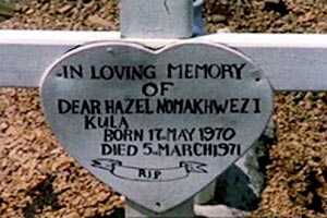 Imagen de película: Última tumba en Dimbaza