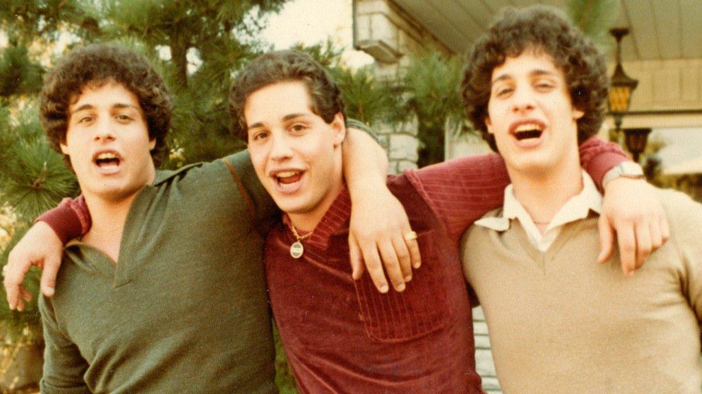 Imagen de película: Tres idénticos desconocidos